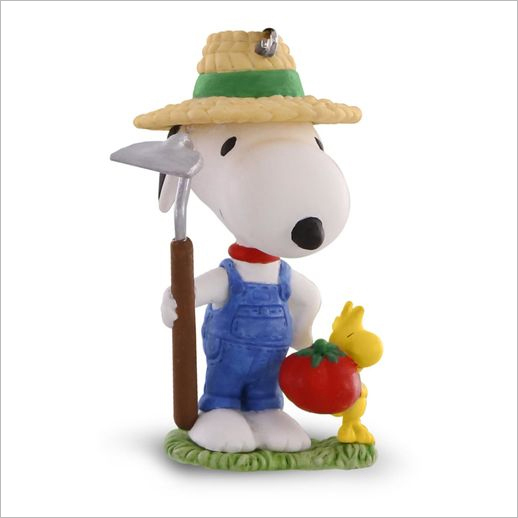 hallmark-christmas-ornaments-2016-qx9251-spotlight-on-snoopy-green-thumb-snoopy-kids-time